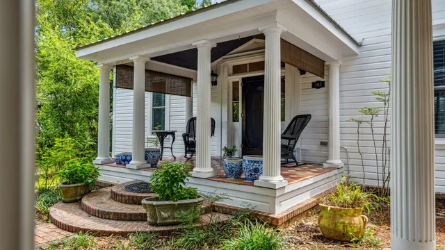 a view of a house with a fountain