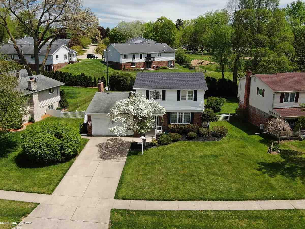 46628 Featherstone Ridge Utica, MI 48317 - Photo 1 of 38 50012058.JPG