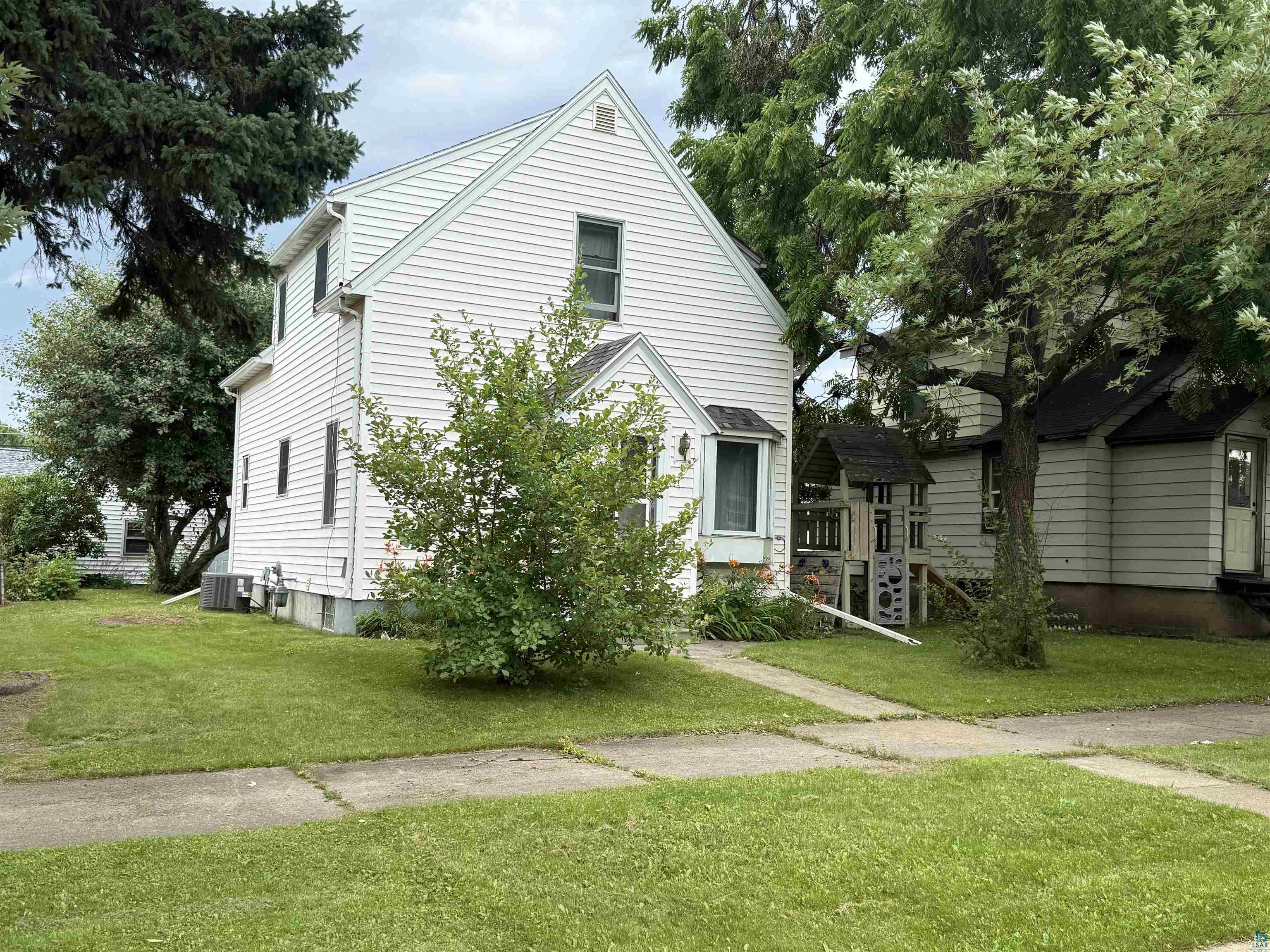 809 16th Street North Virginia, MN 55792 - Photo 3 of 44 View of front of house with a front yard
