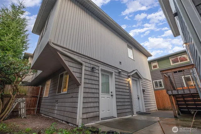 $2,850 | 128 20th Avenue East, Unit 2, Seattle, WA 98112