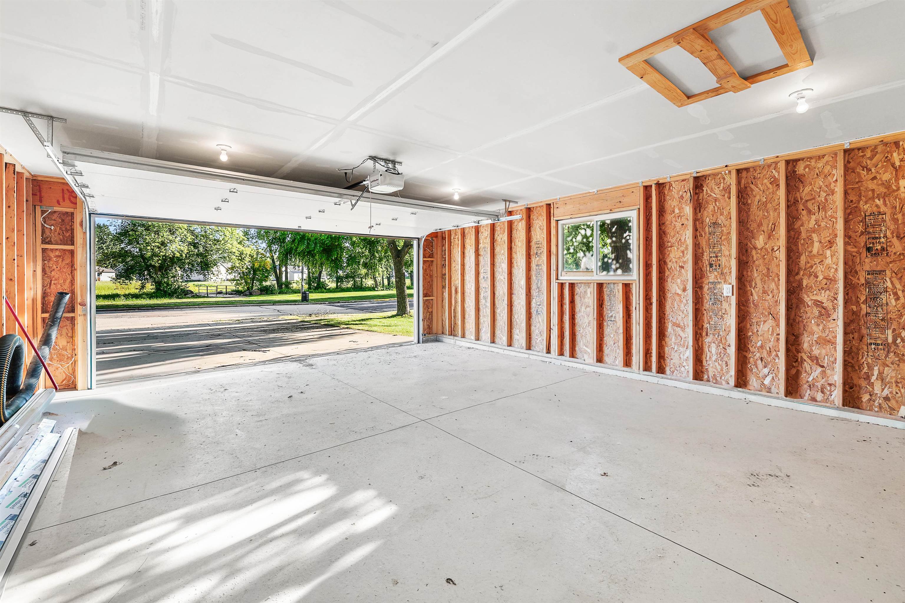 390 Meadow Lane Columbus, WI 53925 - Photo 3 of 32