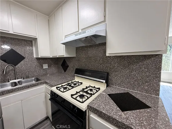 $1,695 | 13717 Chadron Avenue, Unit 20, Hawthorne, CA 90250