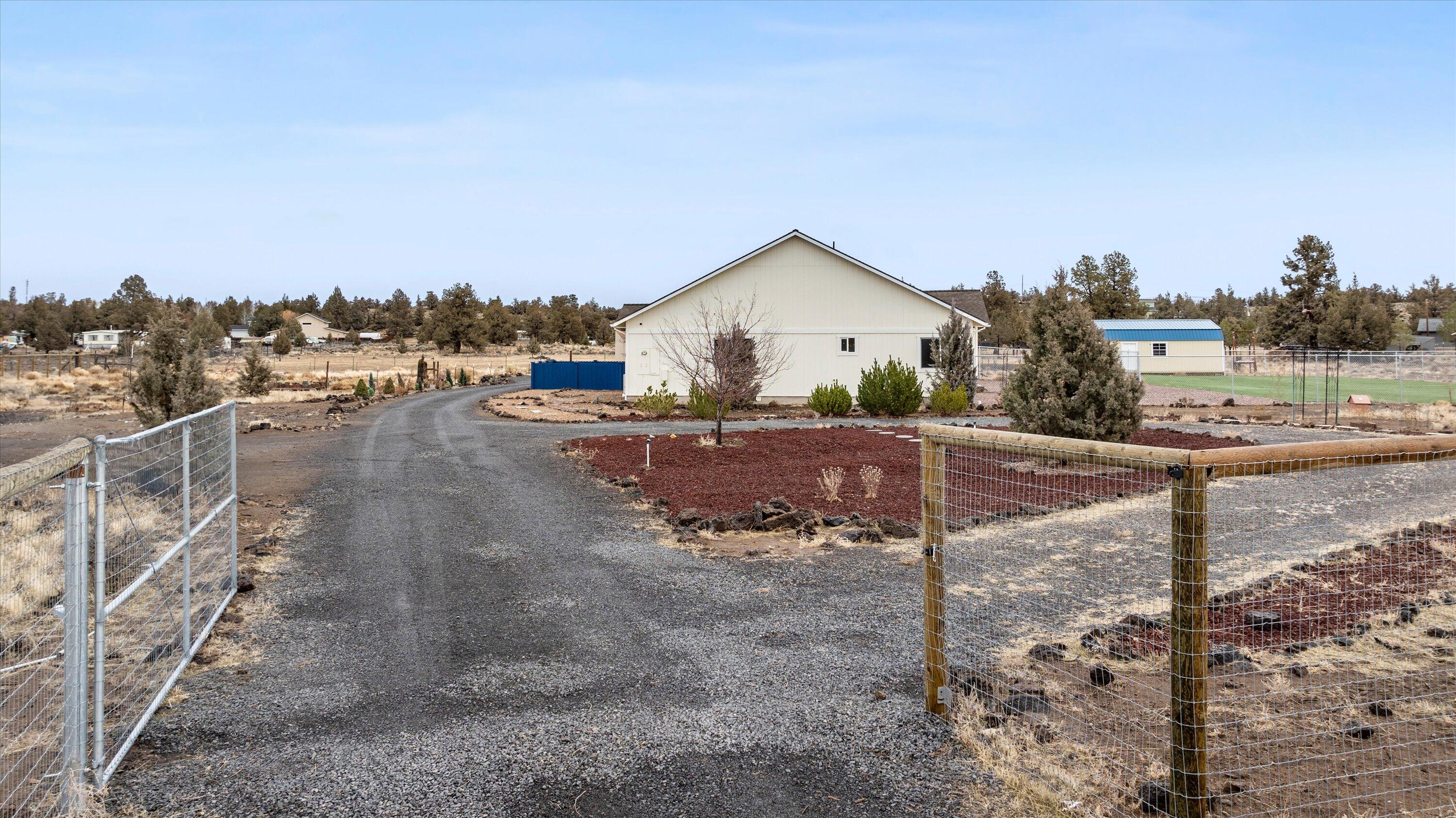 63042 Deschutes Road Bend, OR 97701 - Photo 55 of 58 Driveway