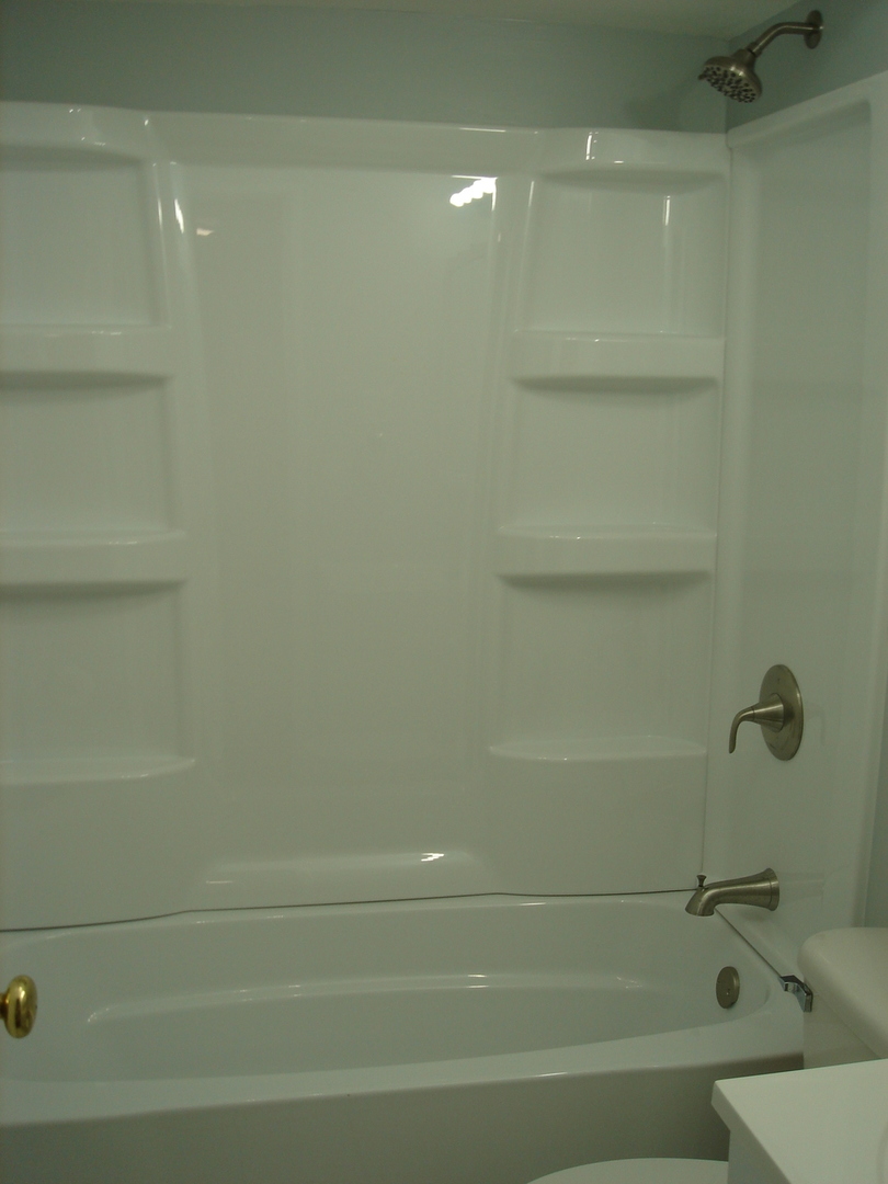 5420 North Sheridan Road, Unit 408 Chicago, IL 60640 - Photo 15 of 17 a bathroom with a bathtub