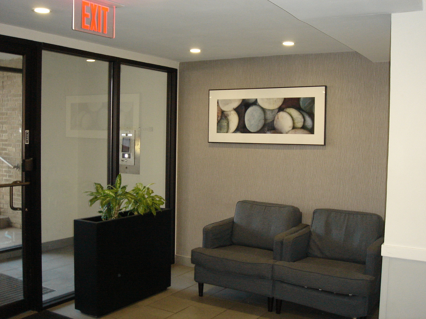 5420 North Sheridan Road, Unit 408 Chicago, IL 60640 - Photo 7 of 17 a living room with furniture
