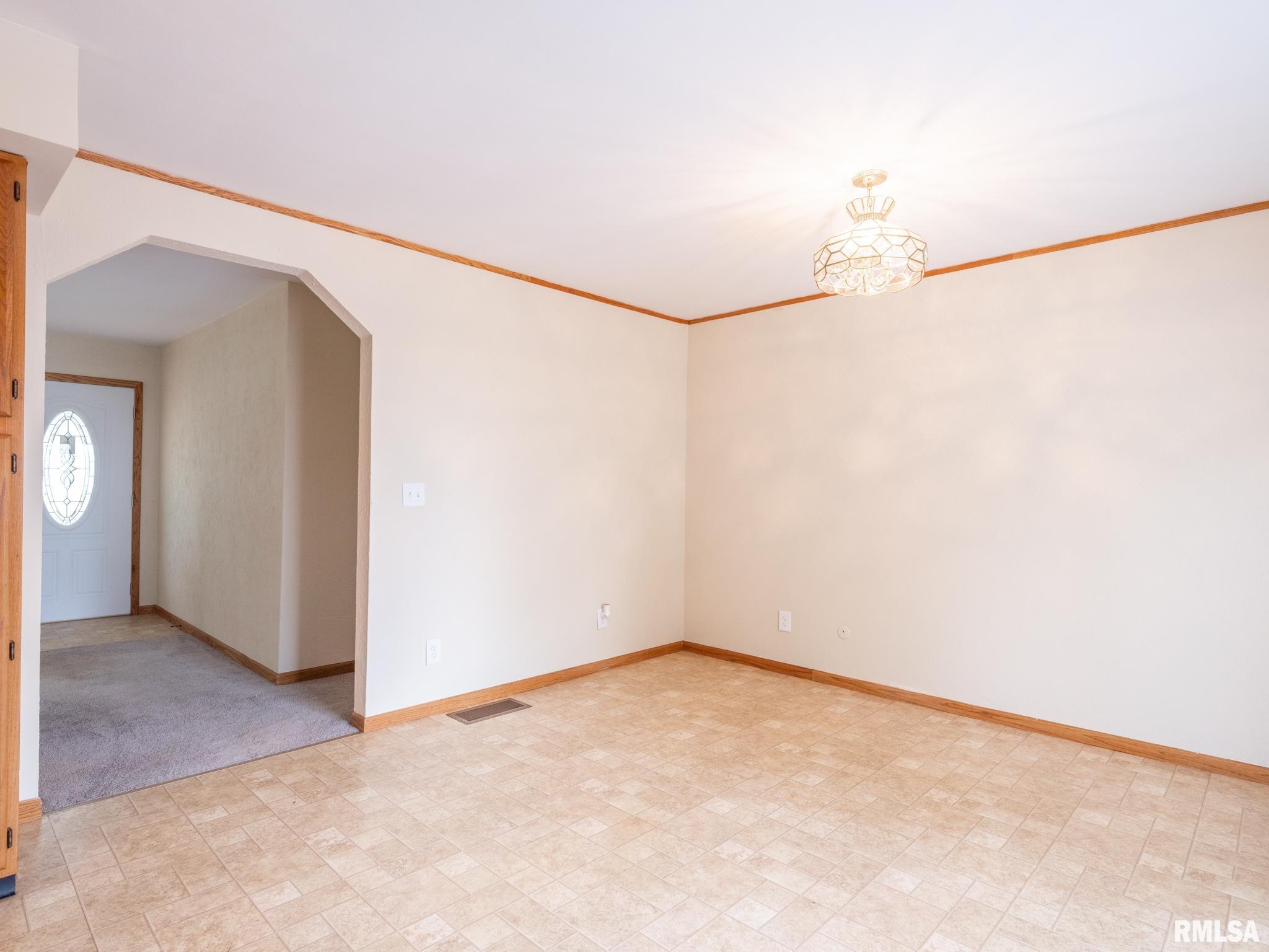 7325 West Lancaster Road Peoria, IL 61607 - Photo 13 of 60