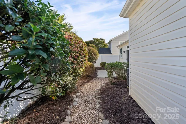 a view of a back yard