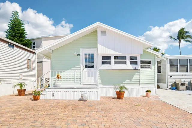 $250,000 | 307 Nettles Boulevard, Jensen Beach, FL 34957