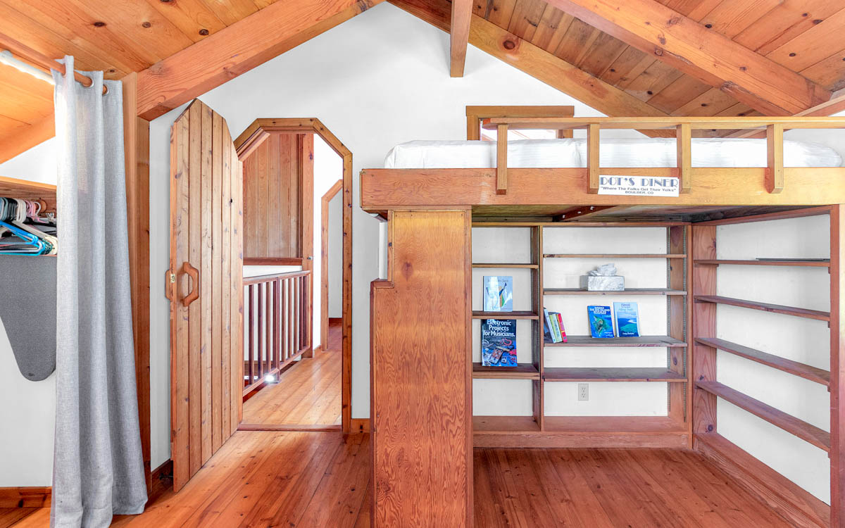 19-3976 John A Lee Road Volcano, HI 96785 - Photo 25 of 30 a view of a balcony with furniture and wooden floor