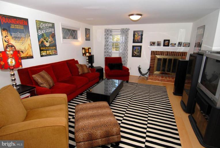 910 Loxford Terrace Silver Spring, MD 20901 - Photo 6 of 18 Family Room