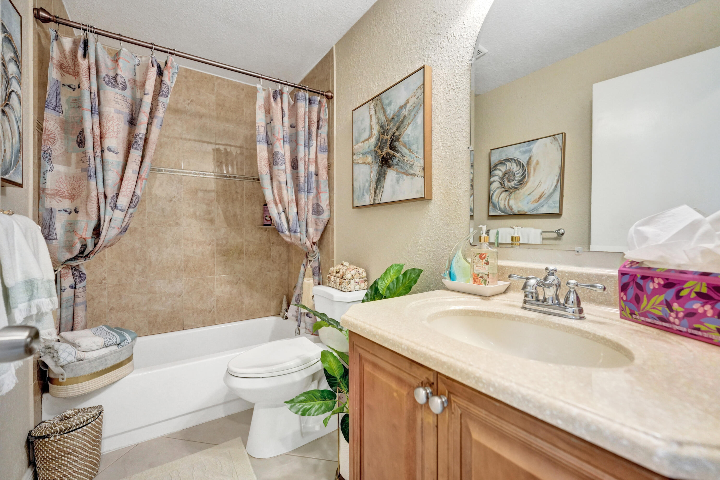 11111 Highland Circle Boca Raton, FL 33428 - Photo 32 of 49 Guest Bathroom