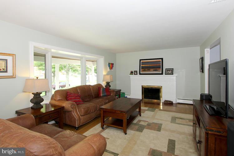 9817 Belhaven Road Bethesda, MD 20817 - Photo 3 of 22 Living Room