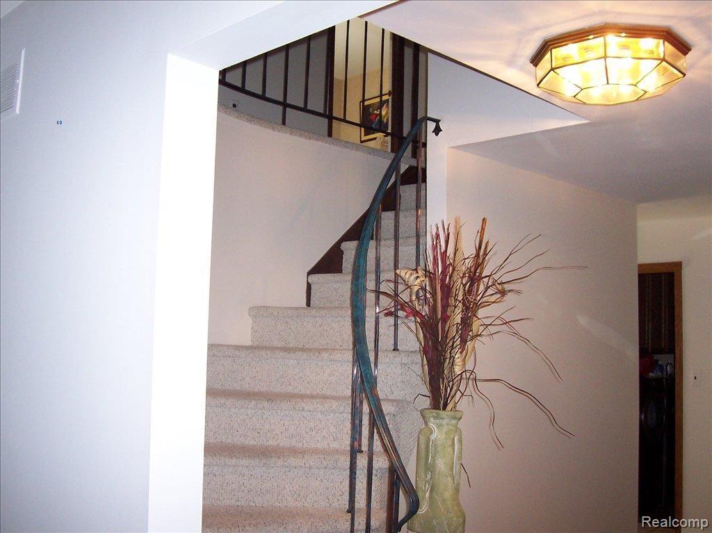 531 Pinehurst Drive Rochester, MI 48309 - Photo 7 of 18 Interior Pics 531 Pinehurst 001