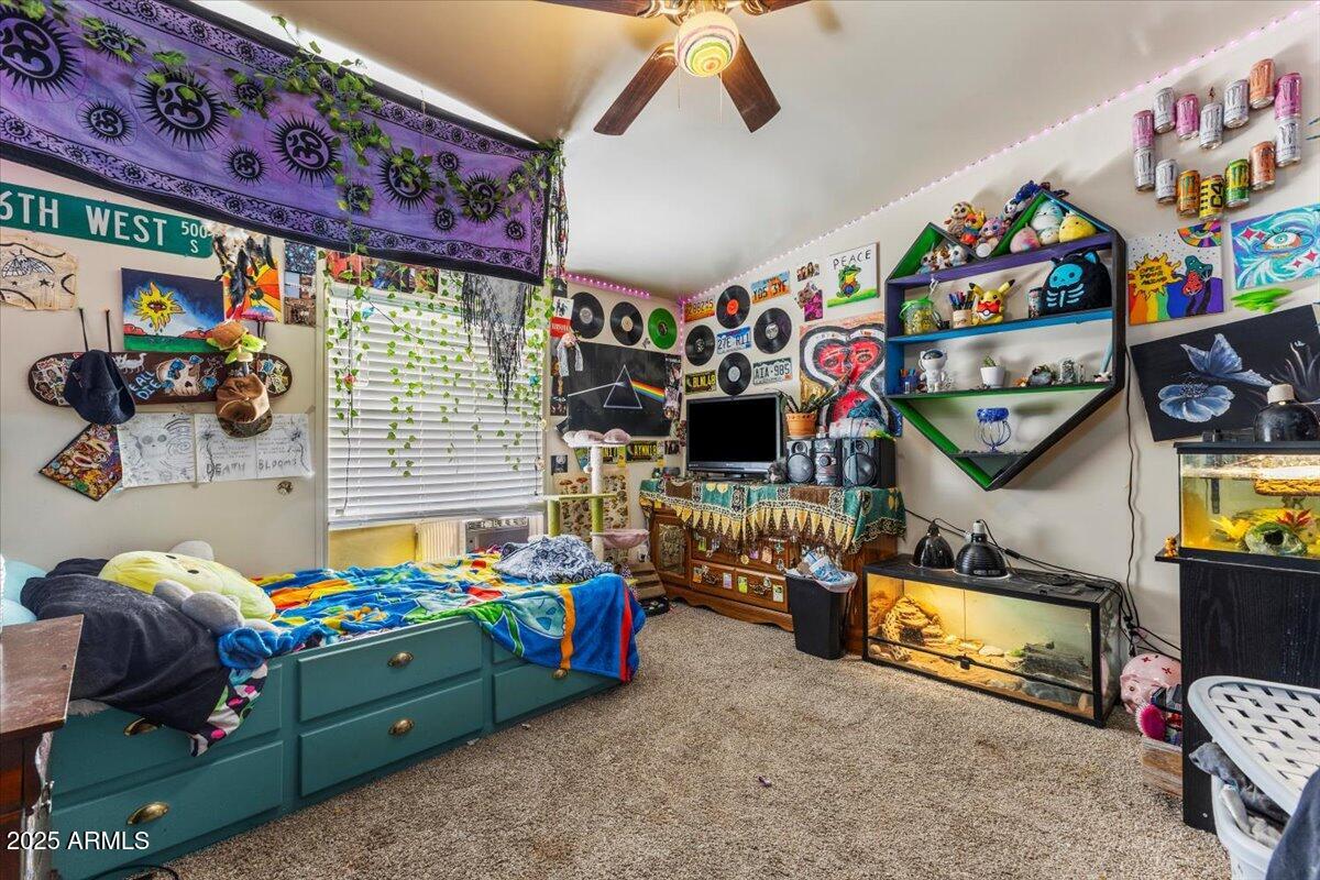 936 Paper Mill Road Taylor, AZ 85939 - Photo 17 of 43 a room with toys and a bed