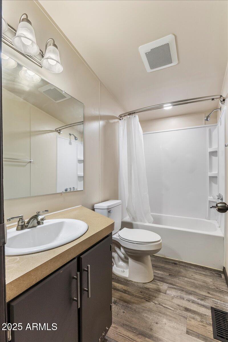 936 Paper Mill Road Taylor, AZ 85939 - Photo 18 of 43 a bathroom with a sink a toilet and a bathtub