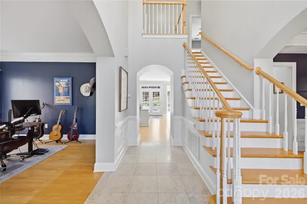 a view of entryway with livingroom