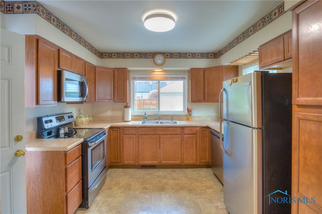 2808 Gracewood Road Toledo, OH 43613 - Photo 2 of 22 Kitchen