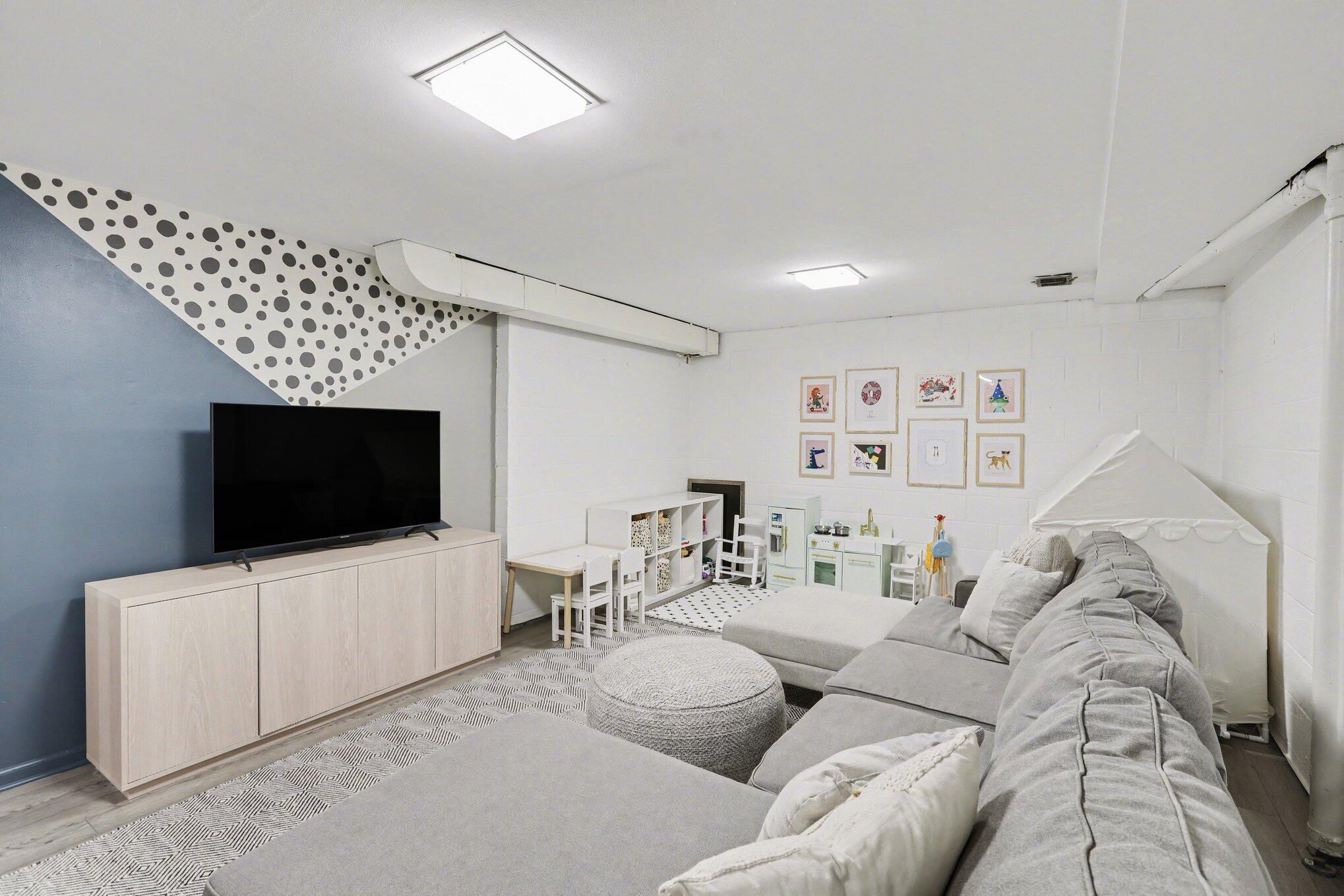 2460 Adare Road Ann Arbor, MI 48104 - Photo 49 of 62 042_file_5801