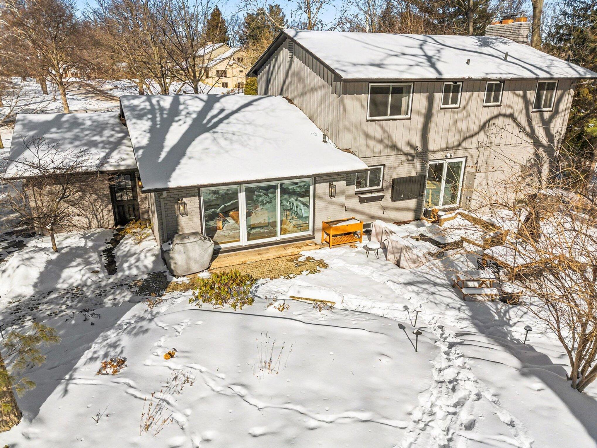 2460 Adare Road Ann Arbor, MI 48104 - Photo 5 of 62 052_file_8600