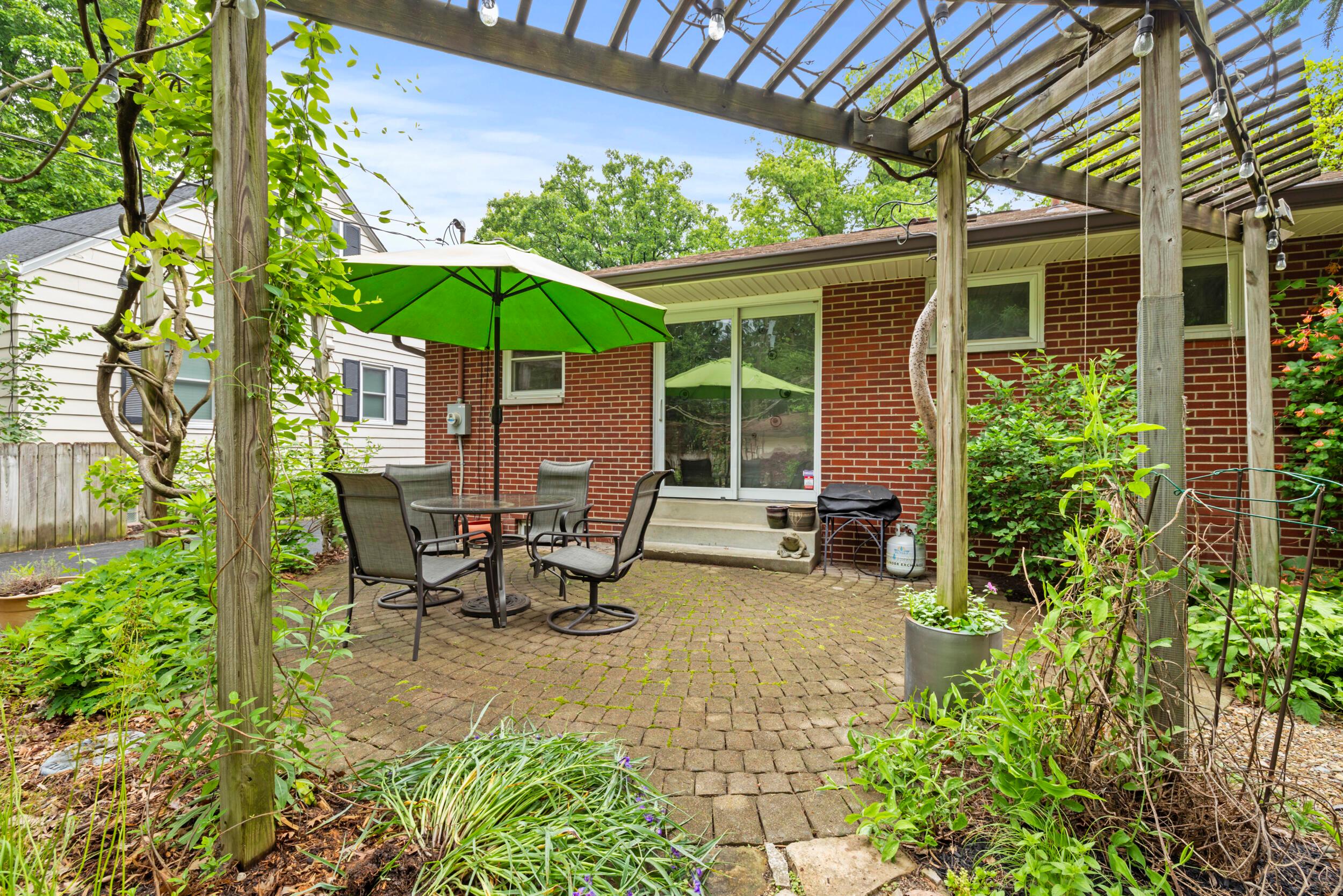 2629 Woodley Road Columbus, OH 43231 - Photo 10 of 32 10_porch