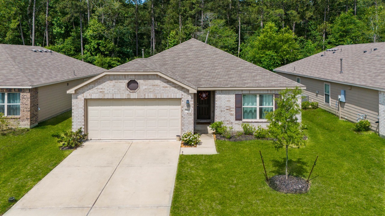 This well maintained property at 9931 Spring Creek Court is perfect for those looking for a charming home in Cleveland. 3 bedroom, 2 bathroom, in the Grand Oaks Reserve neighborhood. It offers both comfort and practicality.