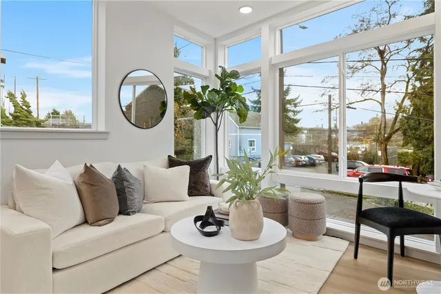 $885,000 | 724 North 36th Street, Seattle, WA 98103