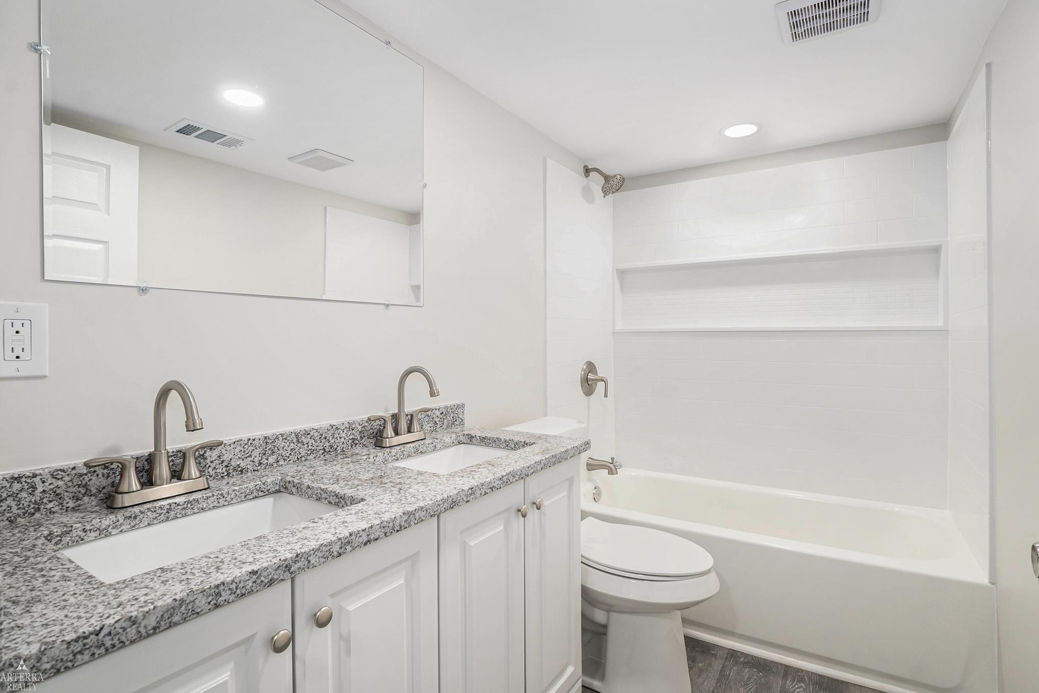 1109 South Genesee Road Burton, MI 48509 - Photo 12 of 27 50117536-11.JPG