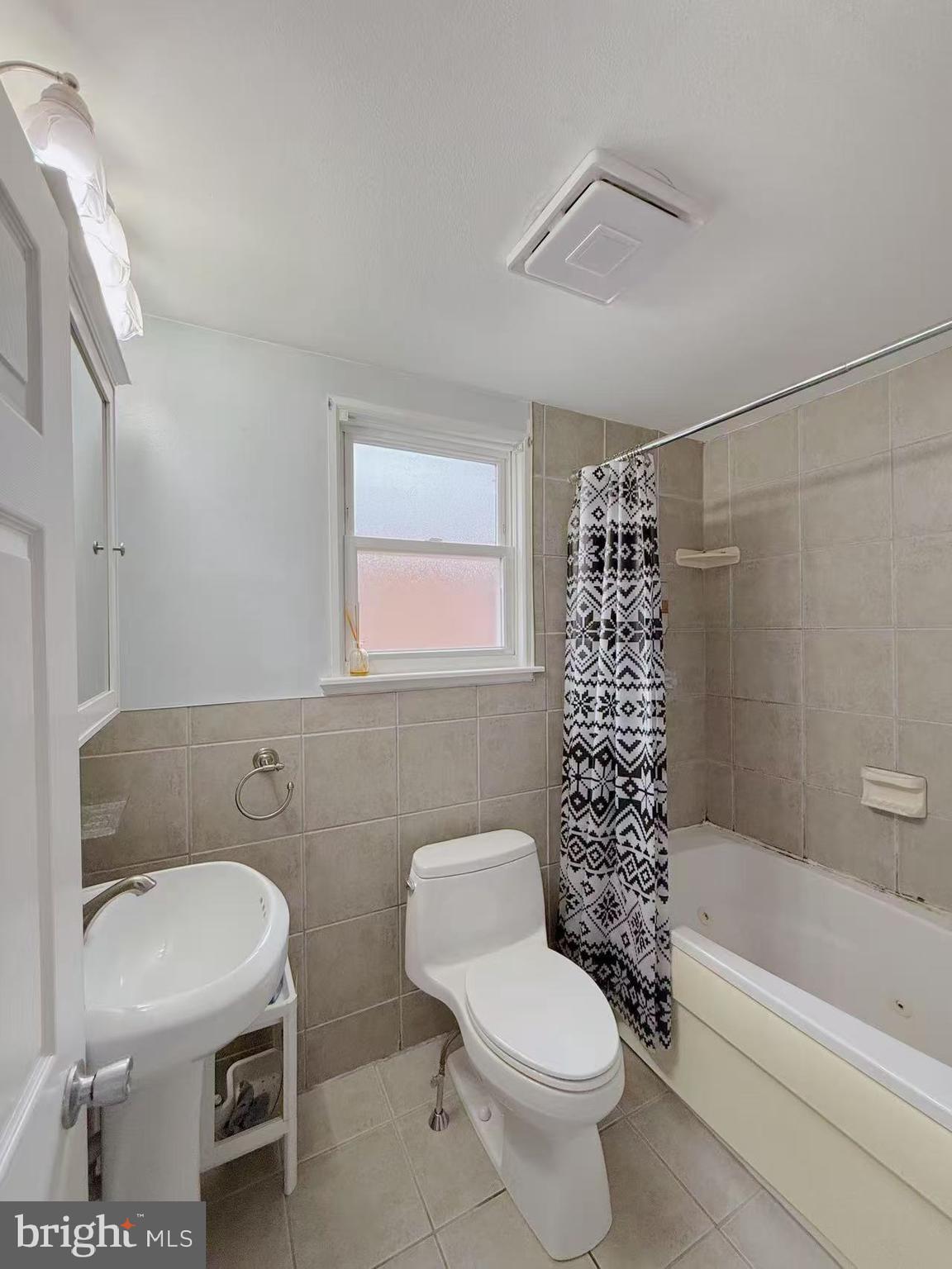 9235 Outlook Avenue Philadelphia, PA 19114 - Photo 15 of 18