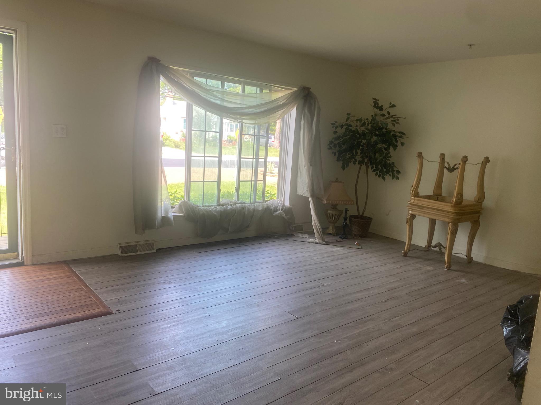 6701 Springbrook Lane Clinton, MD 20735 - Photo 3 of 53 Living Room