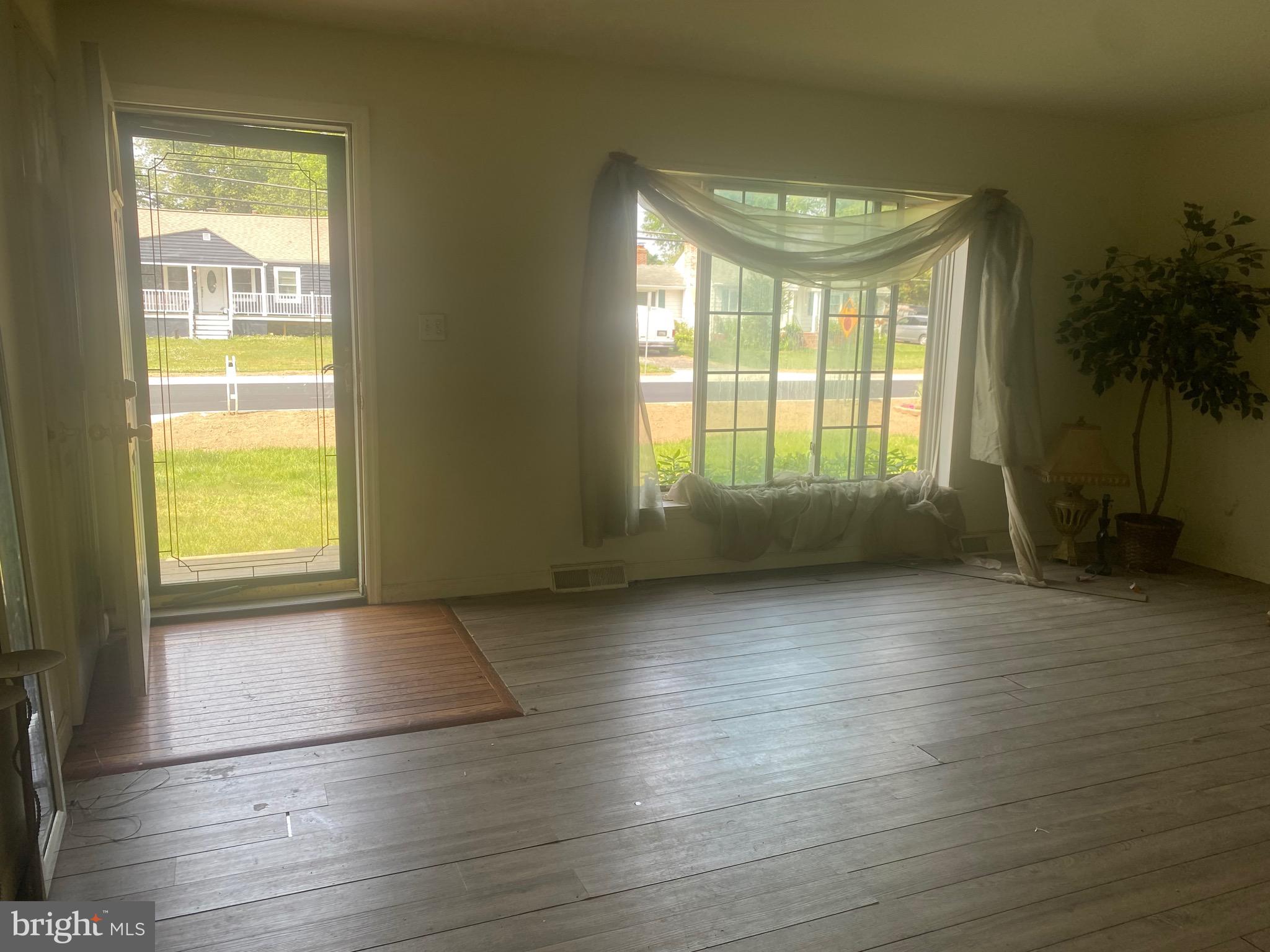 6701 Springbrook Lane Clinton, MD 20735 - Photo 4 of 53 Living Room