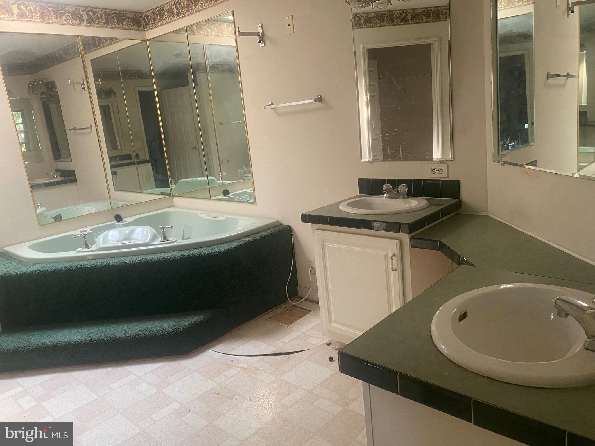 6701 Springbrook Lane Clinton, MD 20735 - Photo 8 of 53 Master bathroom