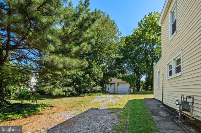 a view of a house with backyard and trees