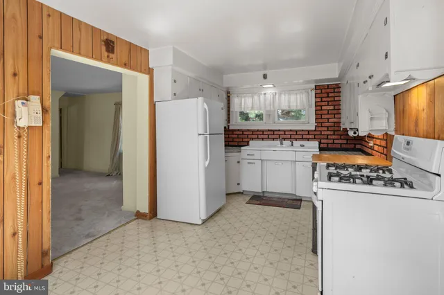 a view of livingroom with furniture and windows