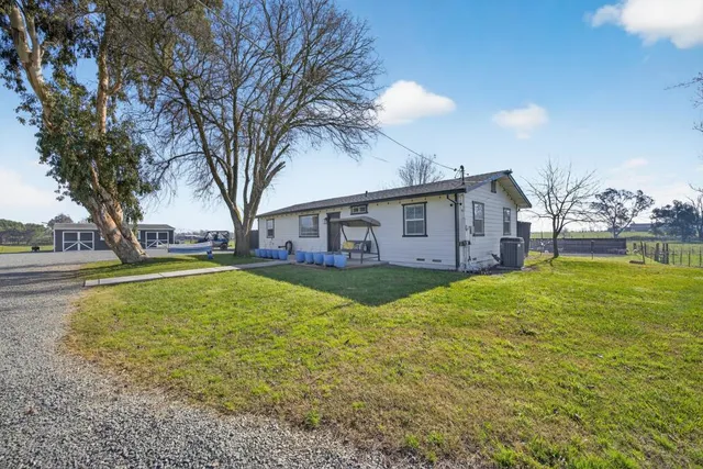 a view of an house with backyard and swimming pool