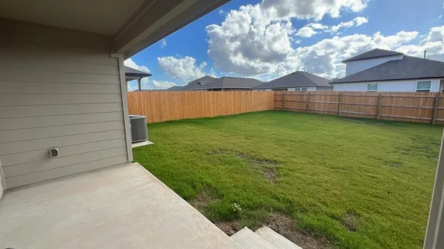 a view of a backyard