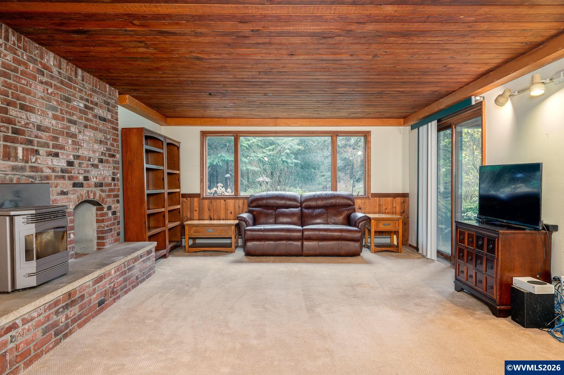 27572 South Kinzy Road Estacada, OR 97023 - Photo 32 of 50 a living room with furniture and a flat screen tv