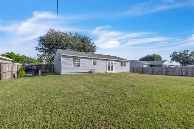 a view of a house with backyard and garden