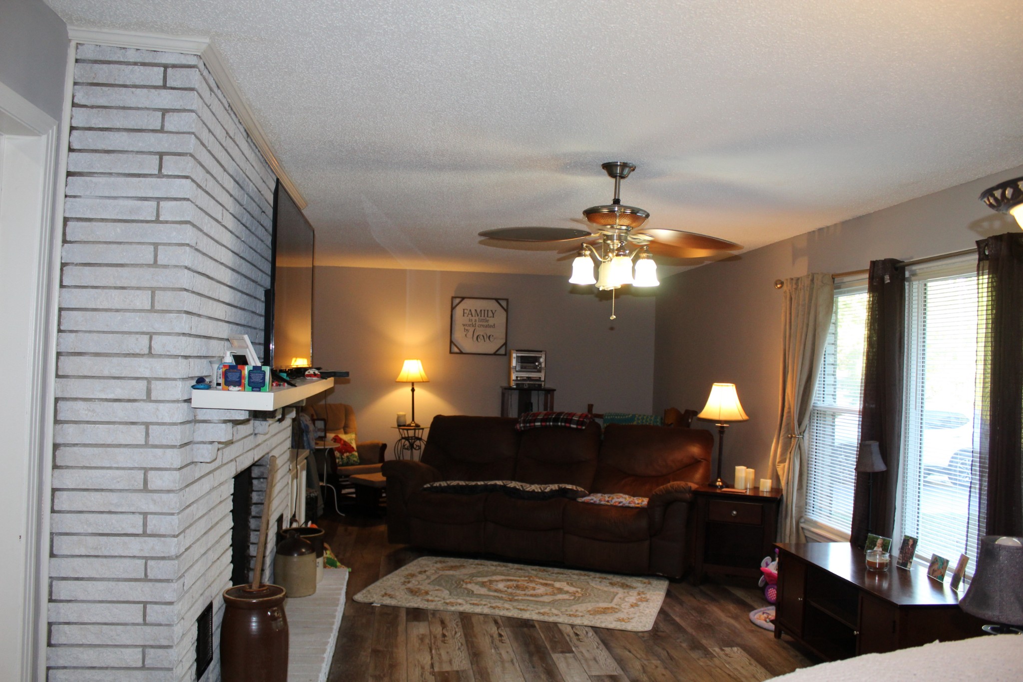 115 Day Lane Tennessee Ridge, TN 37178 - Photo 10 of 22 a living room with furniture and a chandelier
