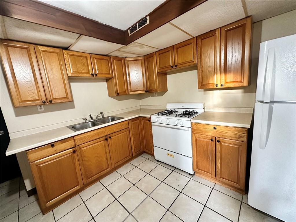 212-214 Friday Road Pittsburgh, PA 15209 - Photo 17 of 26 OAK CABINETS, NEUTRAL WALLS AND FLOORING WITH GAS STOVE
