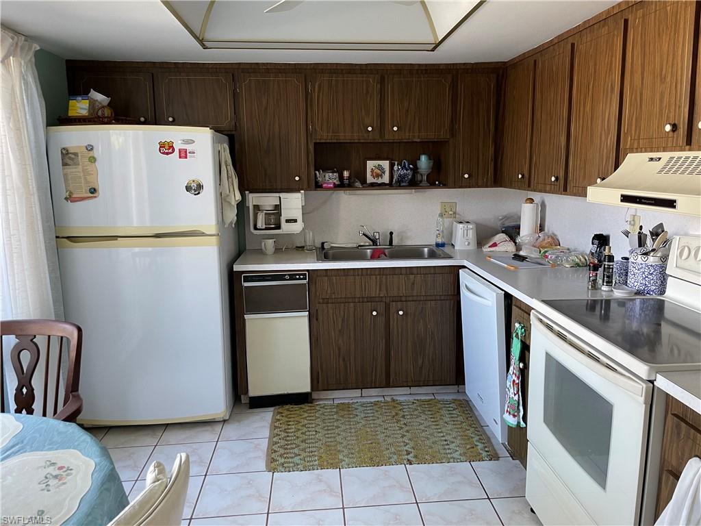 126 Teryl Road, Unit 3 Naples, FL 34112 - Photo 11 of 13 Kitchen with breakfast nook