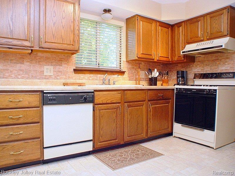 10682 Culver Road Brighton, MI 48114 - Photo 10 of 19 Newer Kitchen Counters