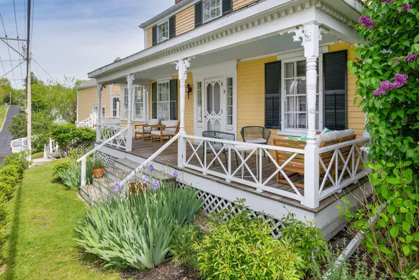 $450,000 | 9 Bradbury Street, Wiscasset, ME 04578