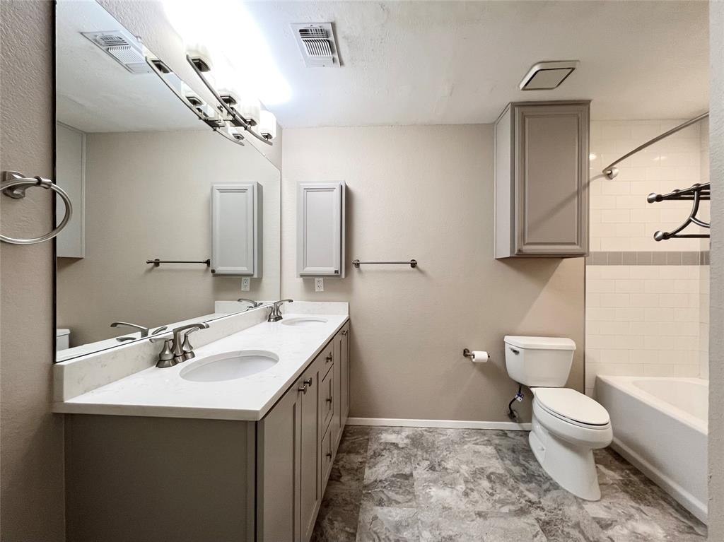 168 Merlin Way Euless, TX 76039 - Photo 12 of 24 Full bathroom