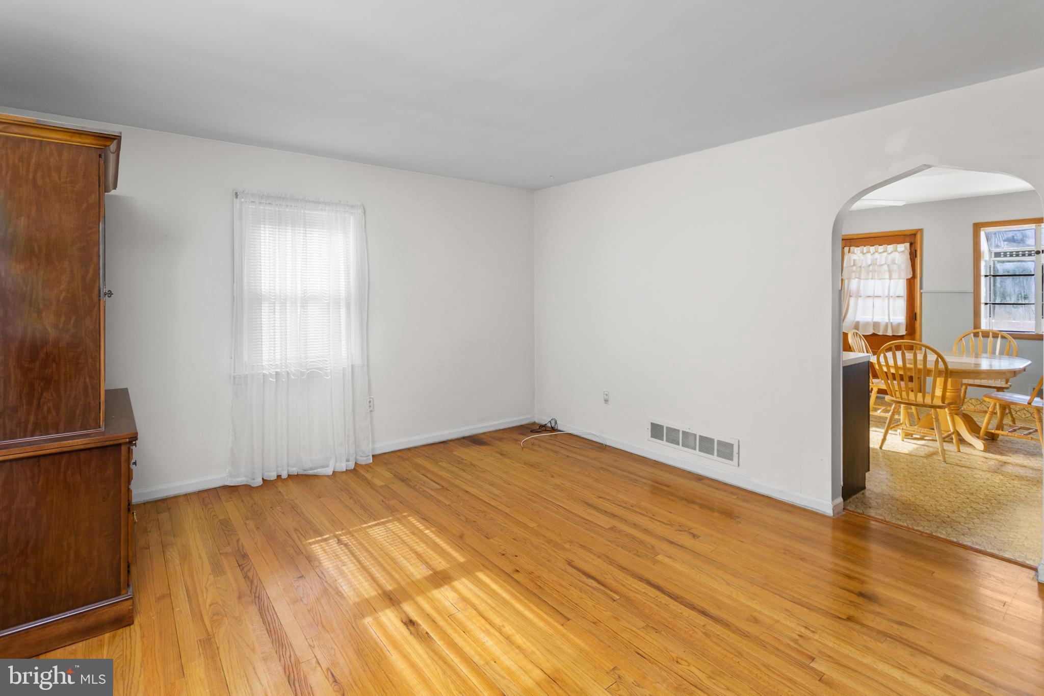 20 Doreen Road Hamilton, NJ 08690 - Photo 6 of 25 Living Room