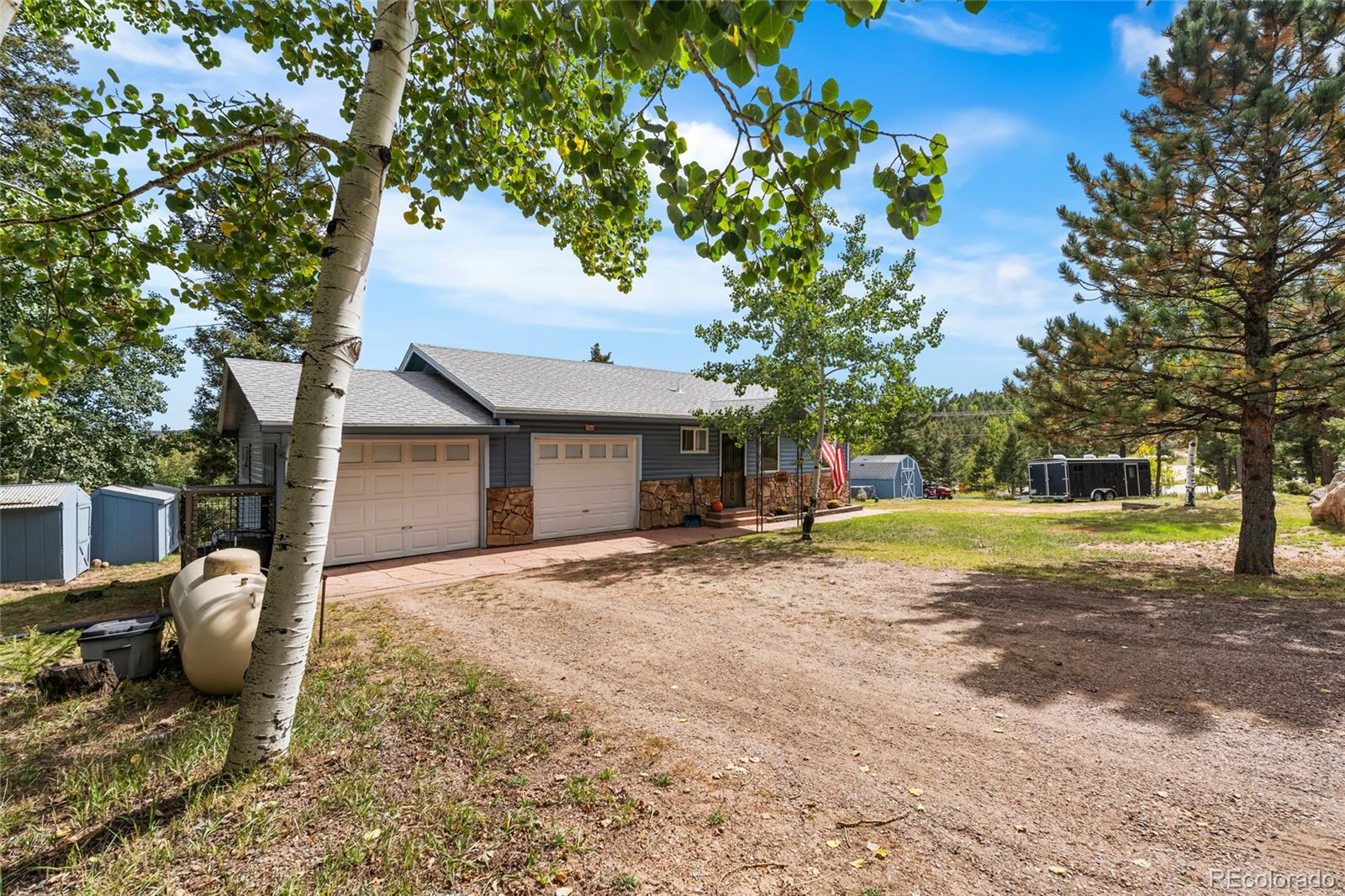a view of a house with backyard and tree