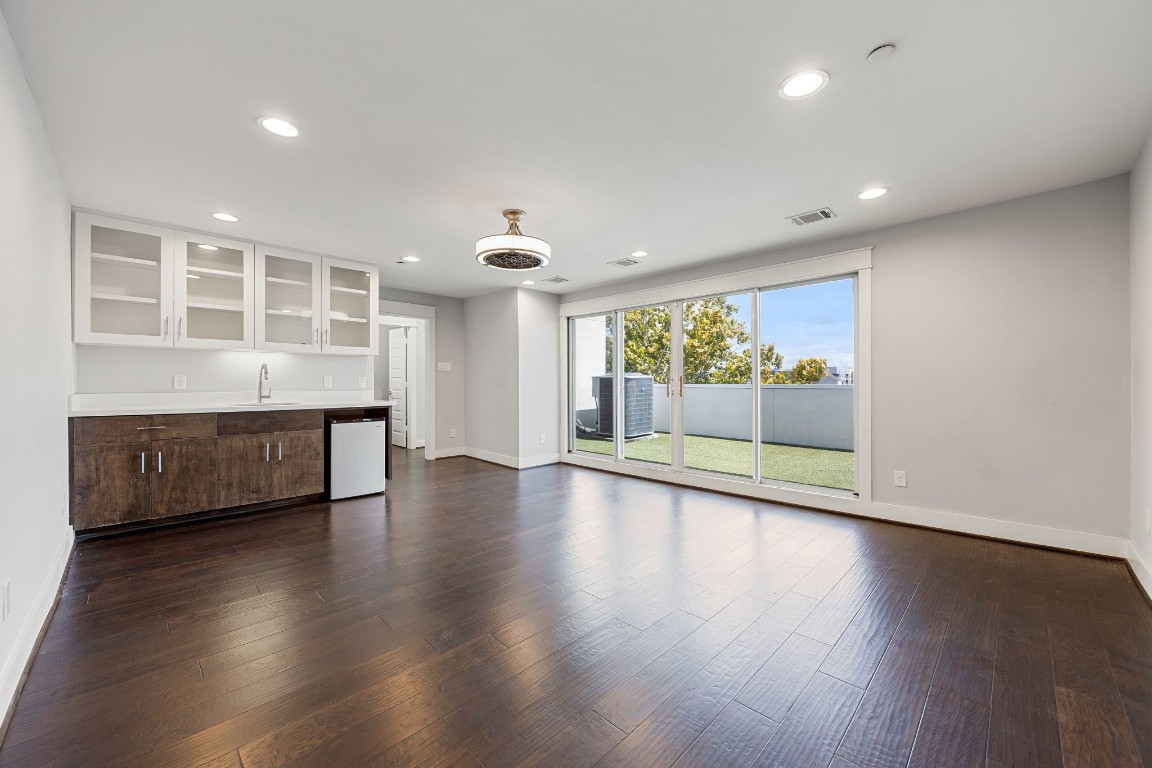 904 West 25th Street, Unit D Houston, TX 77008 - Photo 4 of 27 4th floor game room with sliding doors leading to the rooftop balcony and a wet bar - perfect for entertaining!