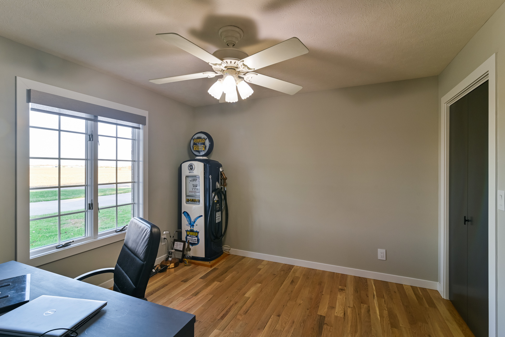 9220 Heritage Road Clinton, IL 61727 - Photo 21 of 37 a view of a livingroom with furniture and window