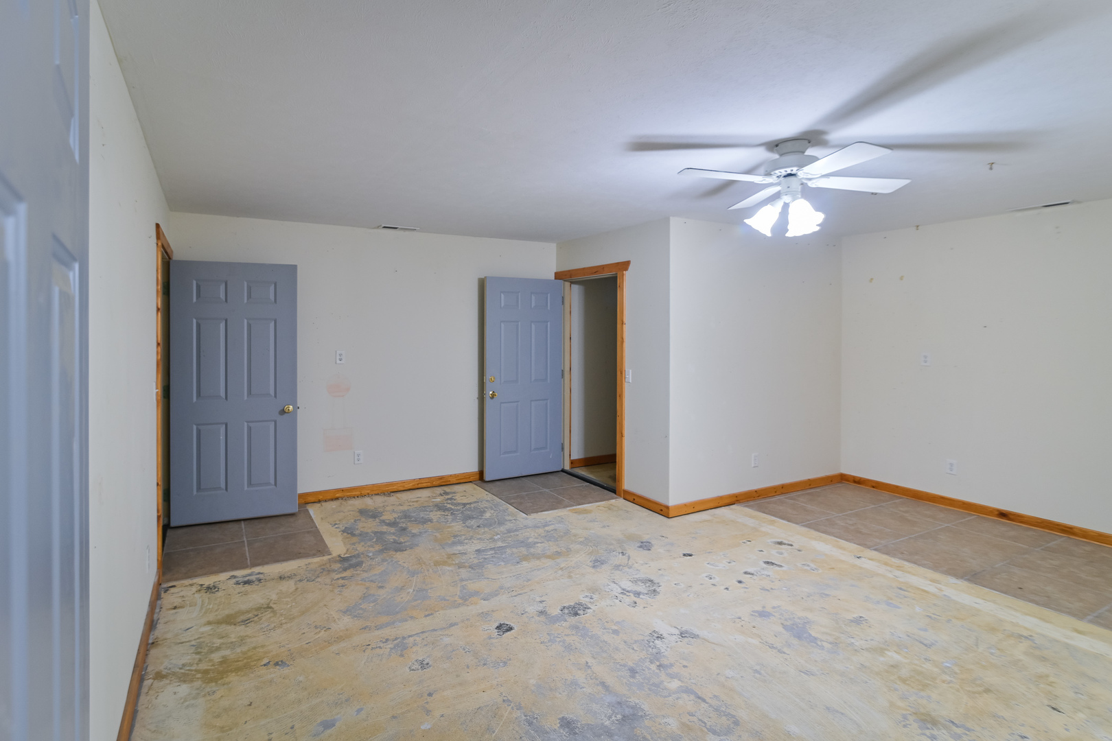 9220 Heritage Road Clinton, IL 61727 - Photo 30 of 37 an empty room with closet and a ceiling fan