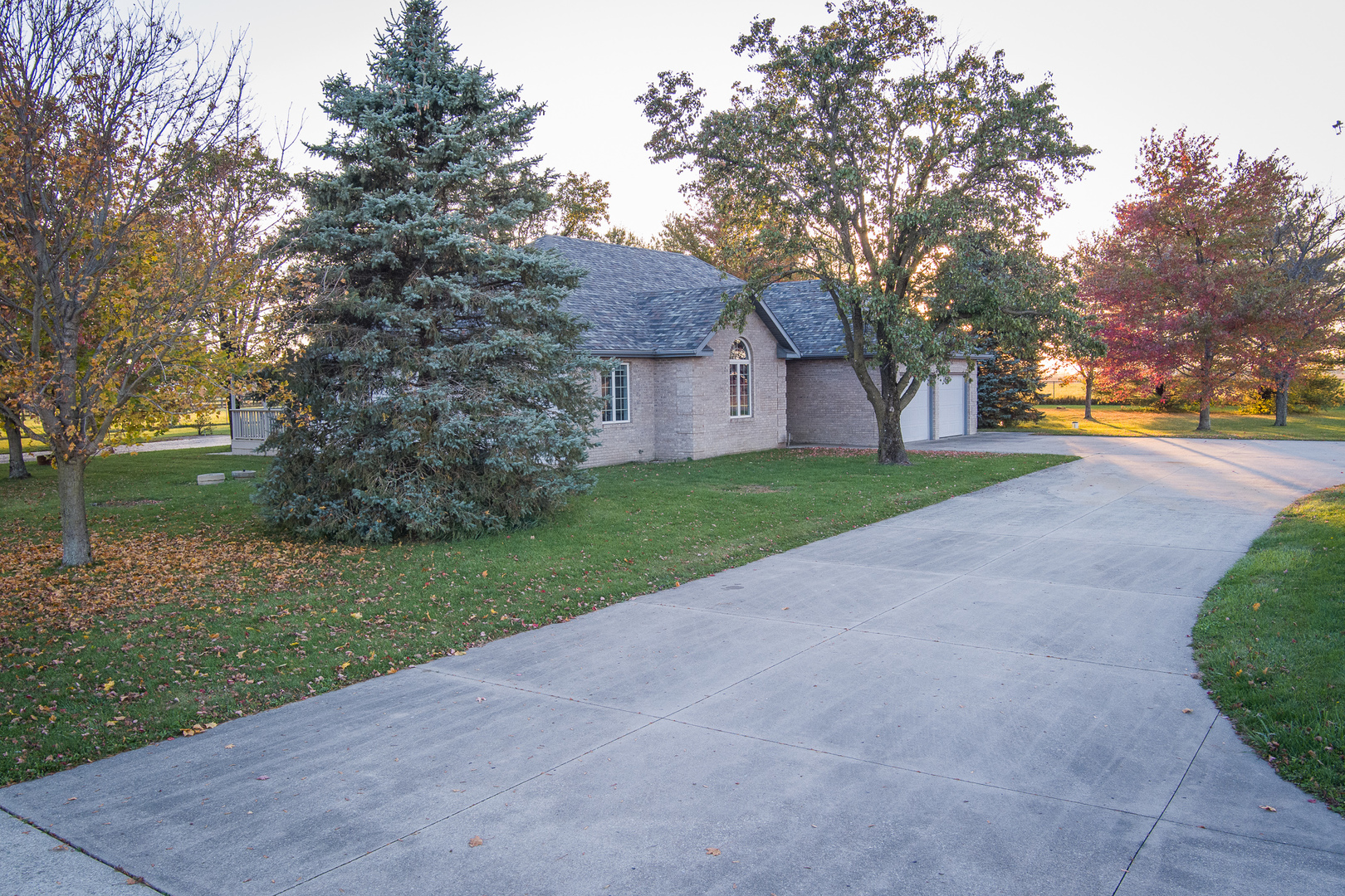 9220 Heritage Road Clinton, IL 61727 - Photo 8 of 37 a view of a house with a yard