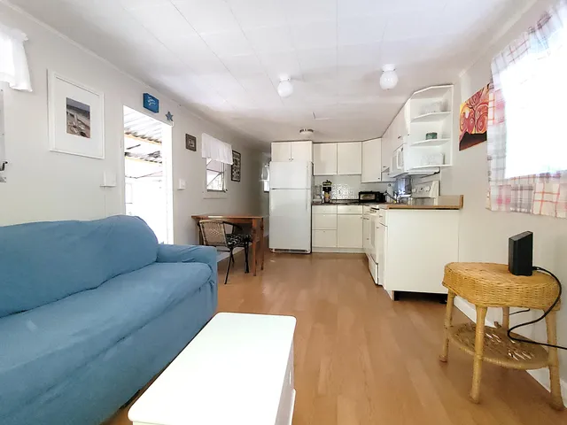 view of an empty room with wooden floor